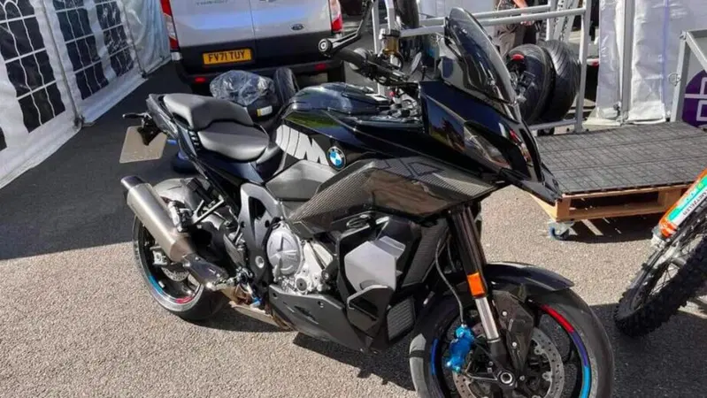 [VIDEO E GALLERY] 6 giugno: BMW presenta la nuova M1000XR 2023. Intanto Peter Hickman all'isola di Man...