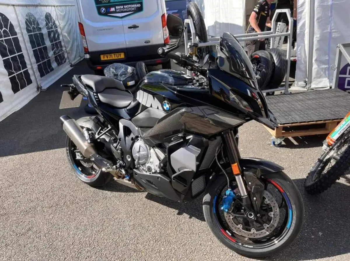 [VIDEO E GALLERY] 6 giugno: BMW presenta la nuova M1000XR. Intanto Peter Hickman all'isola di Man...