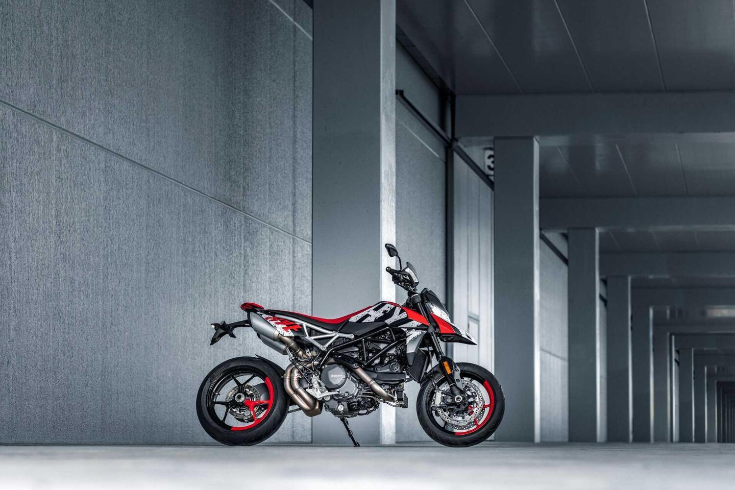 Ecco la nuova livrea Graffiti Livery Evo per la Ducati Hypermotard 950 RVE [GALLERY]