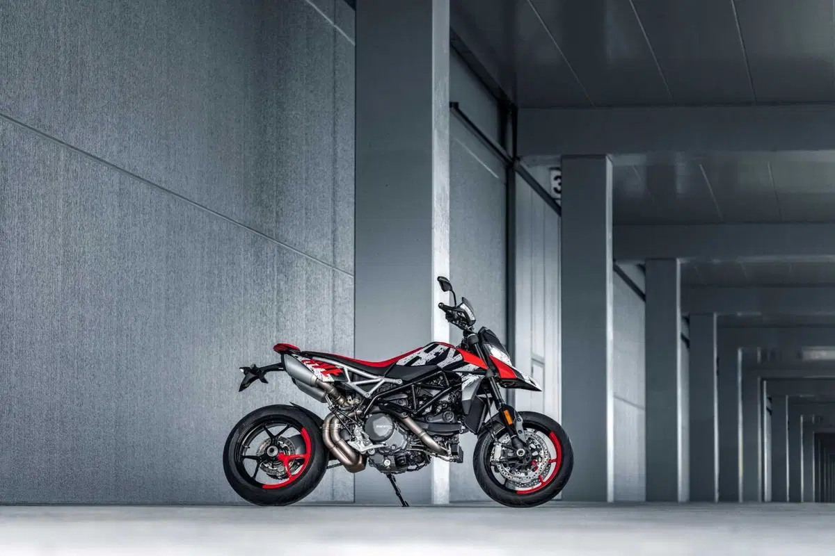 Ecco la nuova livrea Graffiti Livery Evo per la Ducati Hypermotard 950 RVE [GALLERY]