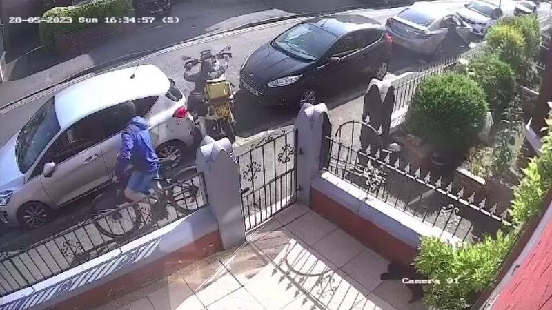 [VIDEO] Ecco come fanno i ladri a rubare le moto. Pochi secondi e la BMW sparisce