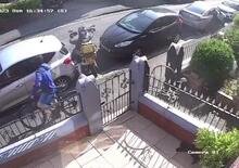 [VIDEO] Ecco come fanno i ladri a rubare le moto. Pochi secondi e la BMW sparisce