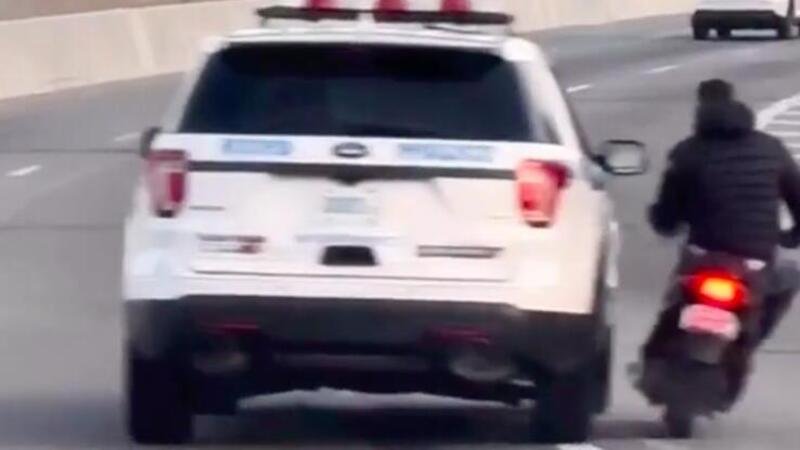 [VIDEO] New York. La polizia insegue uno scooter in autostrada, saranno riusciti a fermarlo?