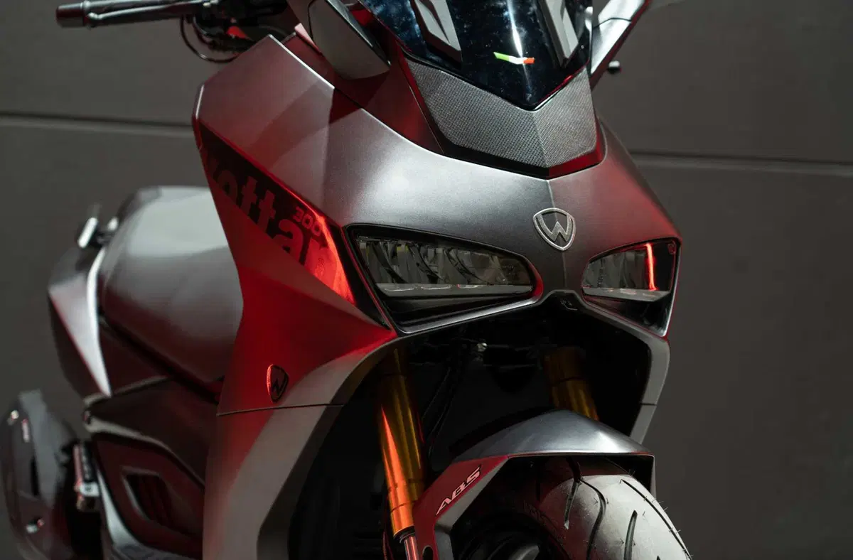 Wottan Storm-R 300: il nuovo maxi sportivo (4)