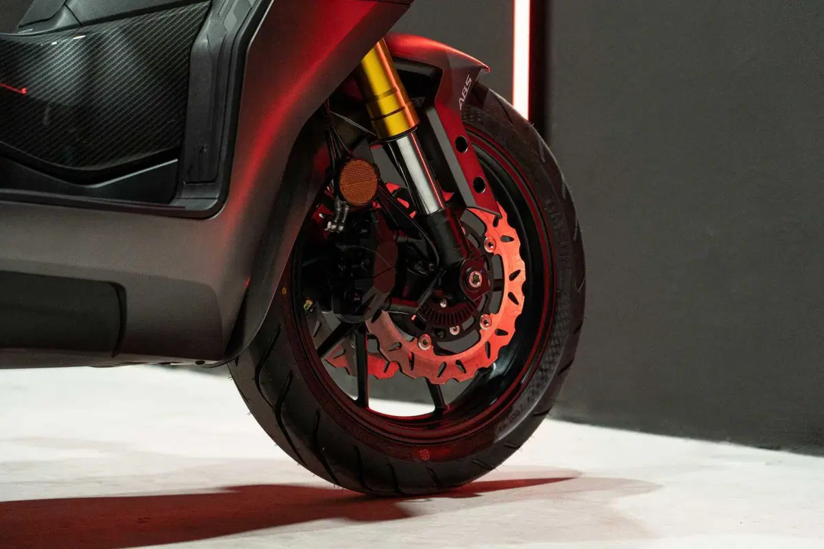 Wottan Storm-R 300: il nuovo maxi sportivo (14)