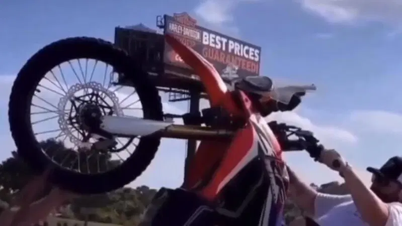 [VIDEO] Ribaltarsi con la wheelie machine? Lui ce l'ha fatta