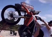 [VIDEO] Ribaltarsi con la wheelie machine? Lui ce l'ha fatta