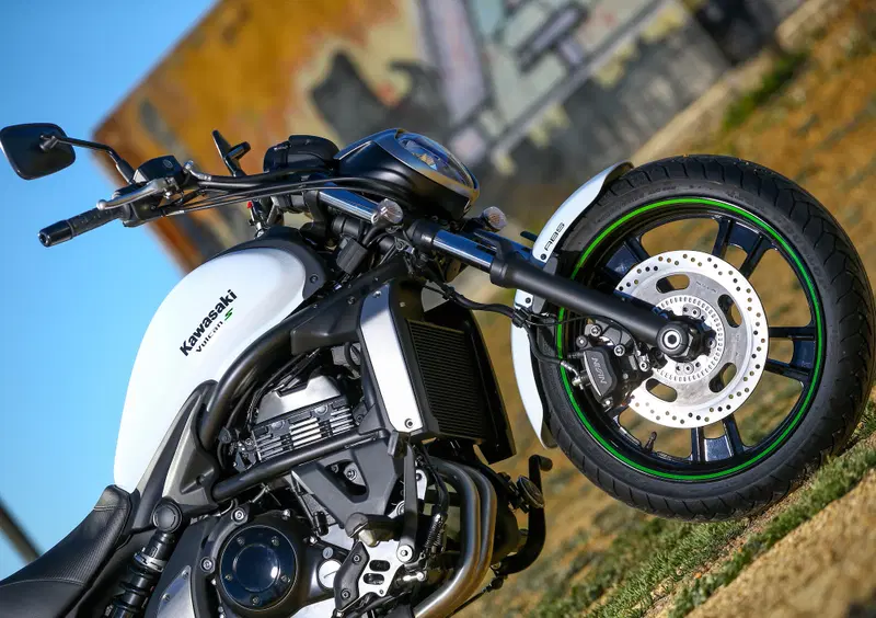 La "firma" Kawasaki fa capolino nella cura dei dettagli cromatici