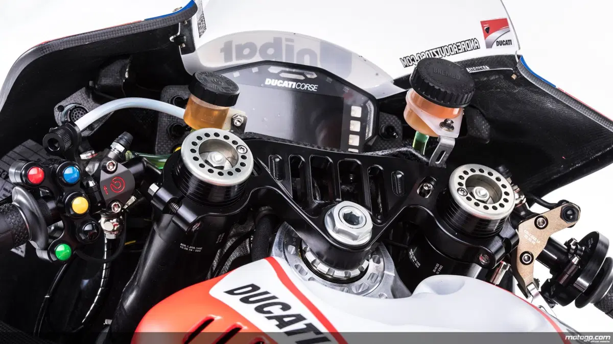 MotoGP. Svelata la nuova Ducati GP15 (9)