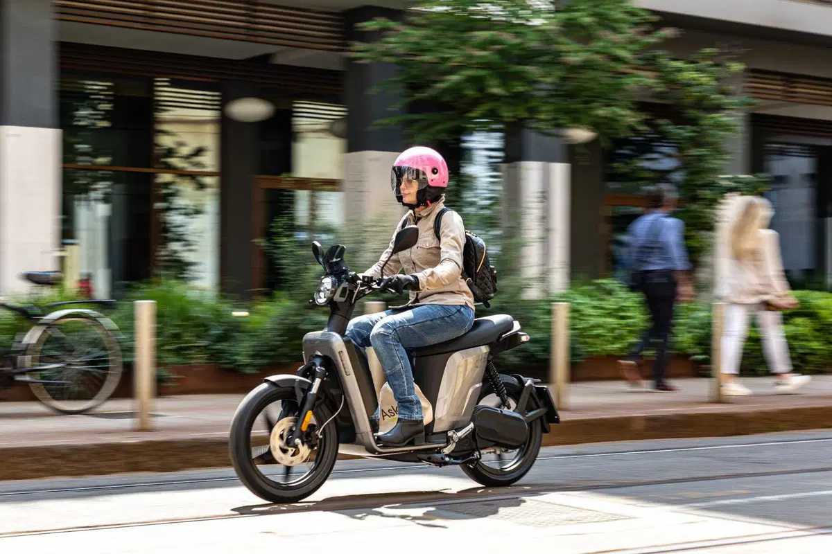 Alla scoperta degli store più green di Milano con l'Askoll XKP L3 - TEST
