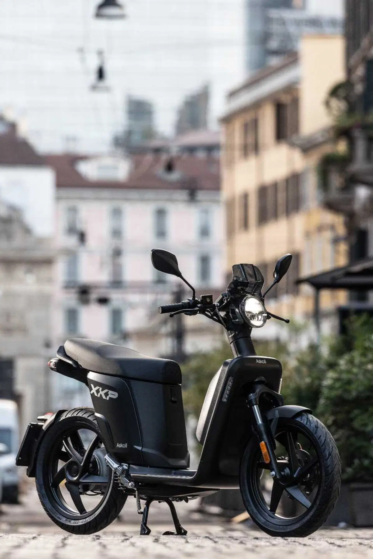 Alla scoperta degli store più green di Milano con l'Askoll XKP L3 - TEST
