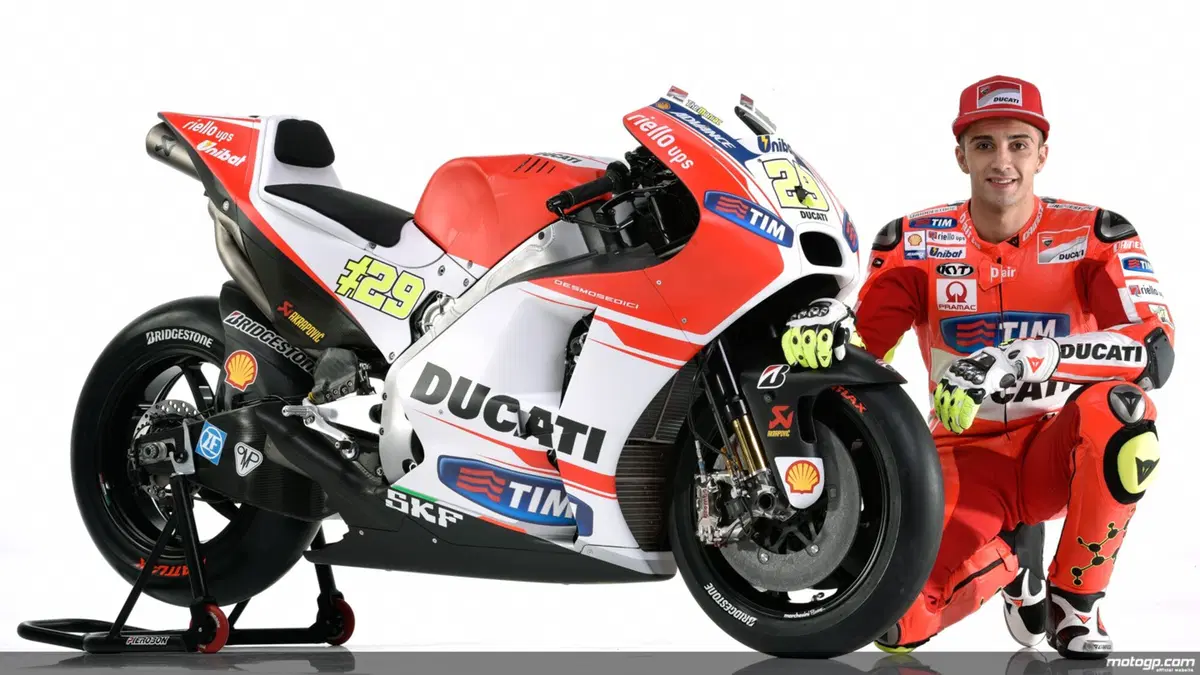 MotoGP. Svelata la nuova Ducati GP15 (13)
