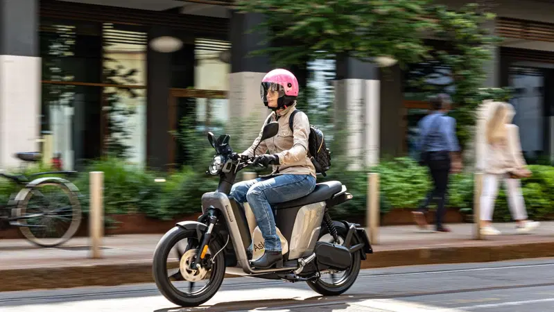 Alla scoperta degli store pi&ugrave; green di Milano con l'Askoll XKP L3 - TEST