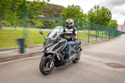 Kymco AK 550 Premium TEST: ora &egrave; anche "Touring"