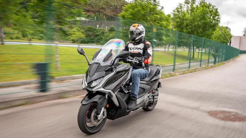 Kymco AK 550 Premium TEST: ora &egrave; anche "Touring"