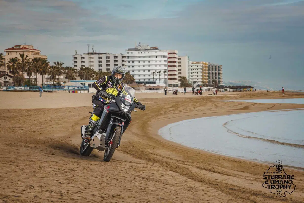 Le maxi enduro sono roba da vecchi? Se lo pensi, sei fuoristrada! (9)