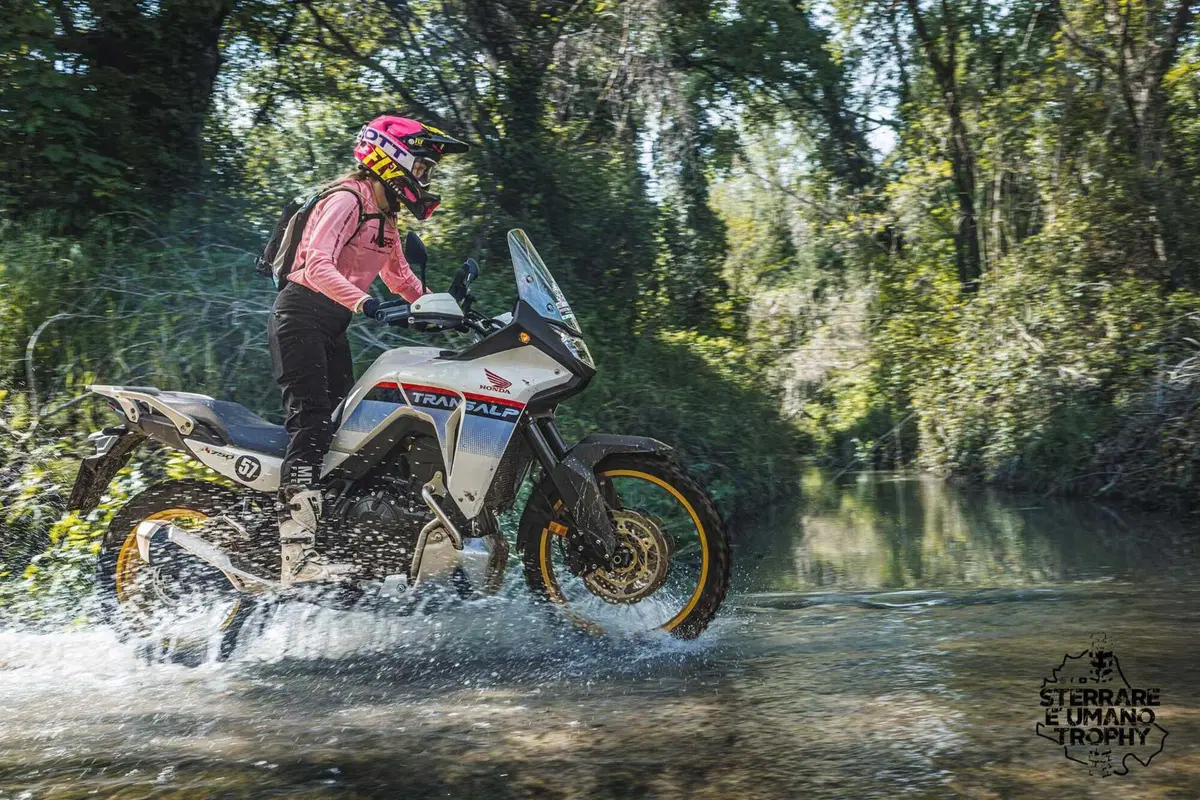 Le maxi enduro sono roba da vecchi? Se lo pensi, sei fuoristrada! (11)