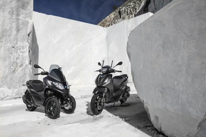 Il Beverly e l'MP3 300, entrambi in colorazione Deep Black