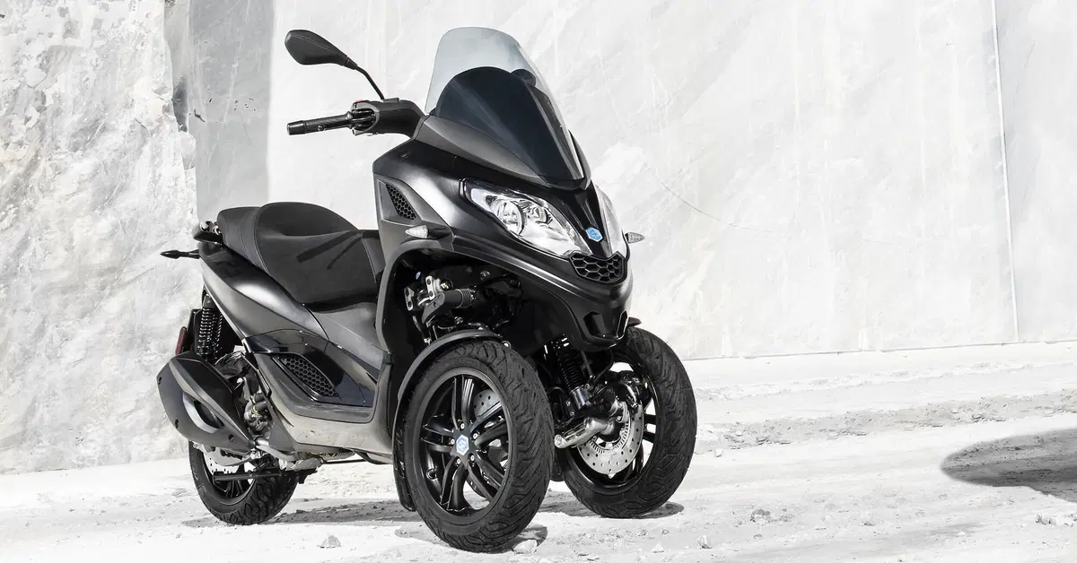 Piaggio MP3 300 2023: per l'estate si veste di nero