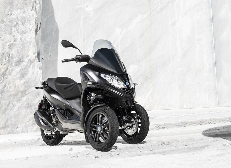 Piaggio MP3 300 2023: per l&#039;estate si veste di nero