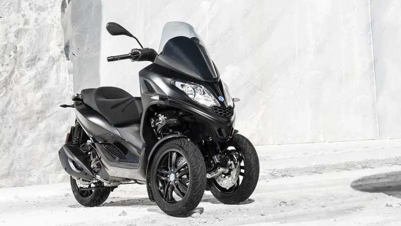 Piaggio MP3 300 2023: per l'estate si veste di nero