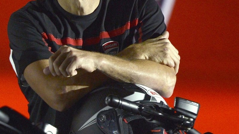 SBK. Troy Bayliss sulla moto di Giugliano nelle gare a Phillip Island
