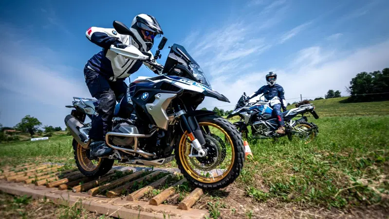 BMW GS Trophy: il Team Italia ti aspetta per un'incredibile avventura in Namibia col Perfetto