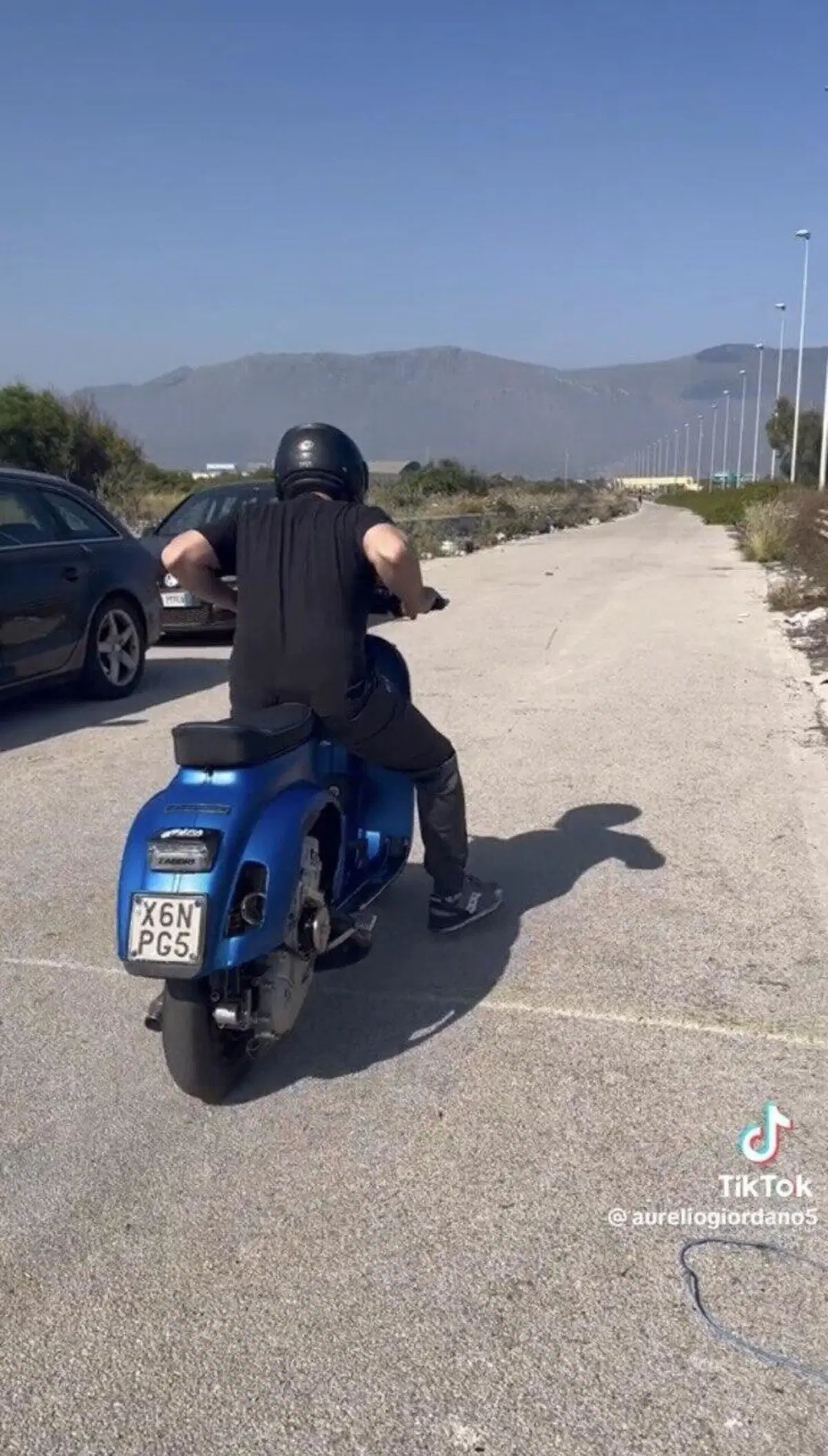 [VIDEO] Questa vespa blu &egrave; l'incubo di tutti i 1000. Da zero a cento in? Forse troppo poco...