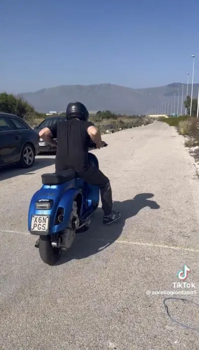 [VIDEO] Questa vespa blu &egrave; l'incubo di tutti i 1000. Da zero a cento in? Forse troppo poco...
