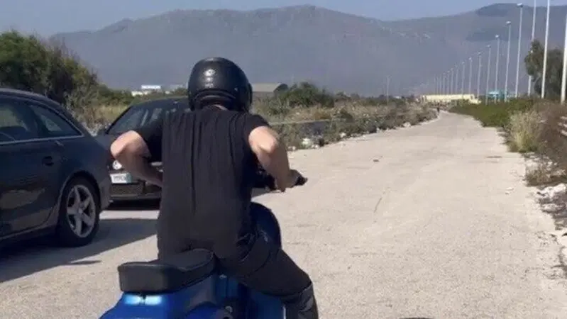 [VIDEO] Questa vespa blu &egrave; l'incubo di tutti i 1000. Da zero a cento in? Forse troppo poco...