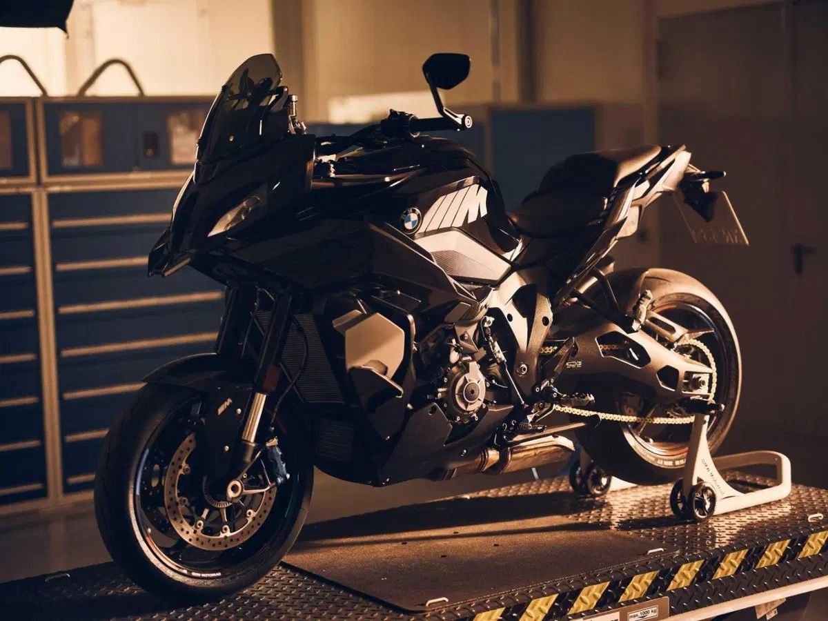 BMW  M 1000 XR: sfida al vertice delle Crossover (3)