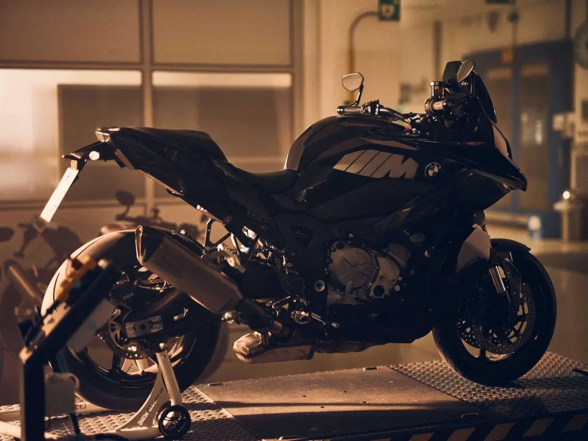 BMW  M 1000 XR: sfida al vertice delle Crossover (4)
