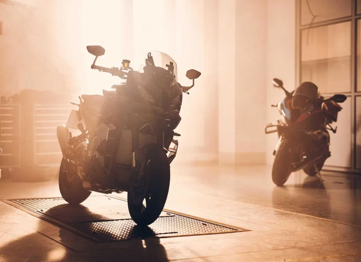BMW  M 1000 XR: sfida al vertice delle Crossover (6)