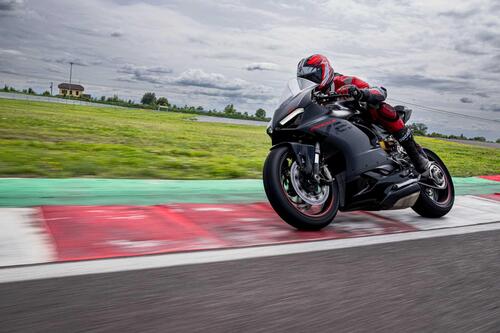 Nuova livrea Black on Black Livery per la Panigale V2 [GALLERY] (2)