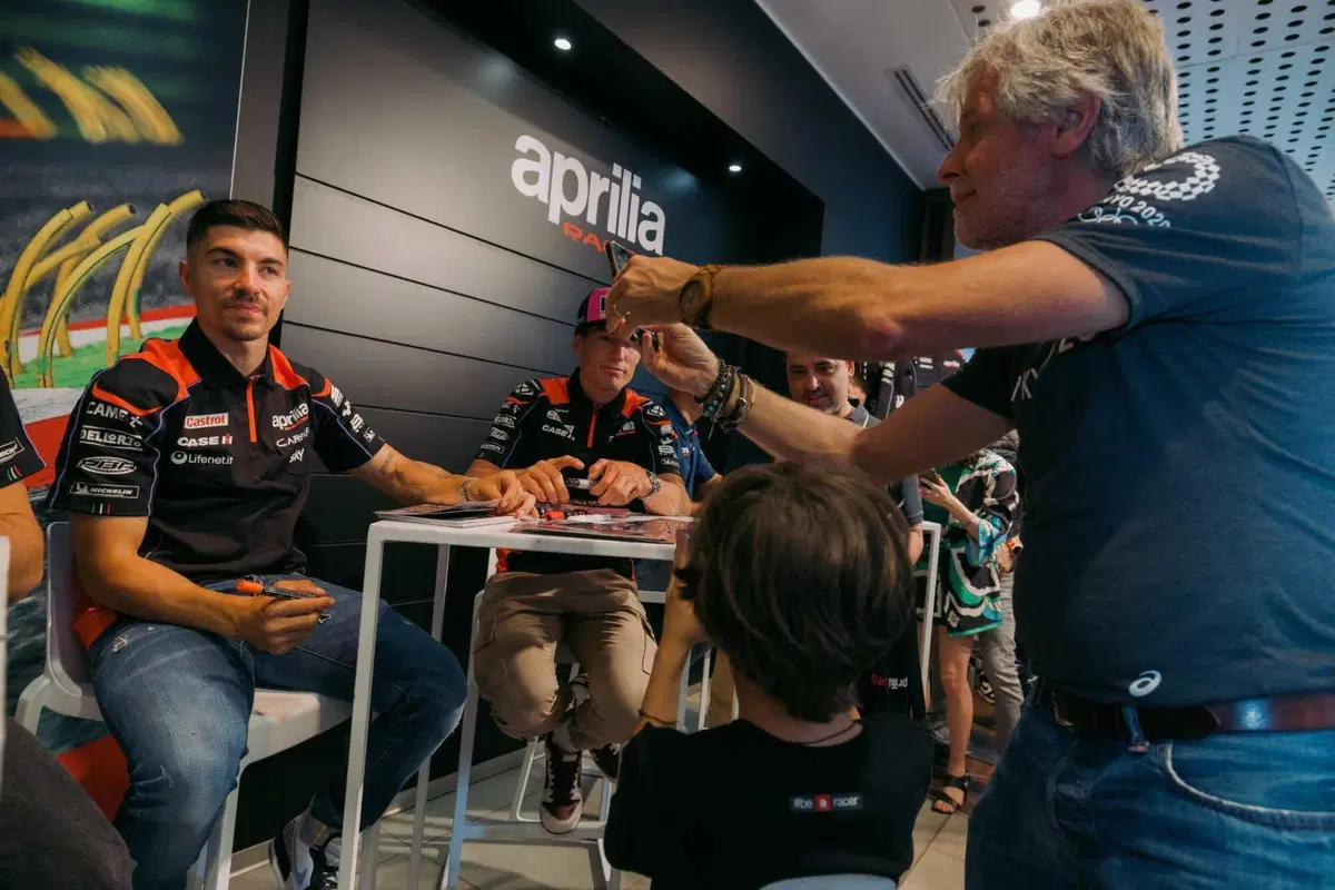 Aprilia porta la RS-GP e i piloti MotoGP nel cuore di Milano [VIDEO e GALLERY] (2)