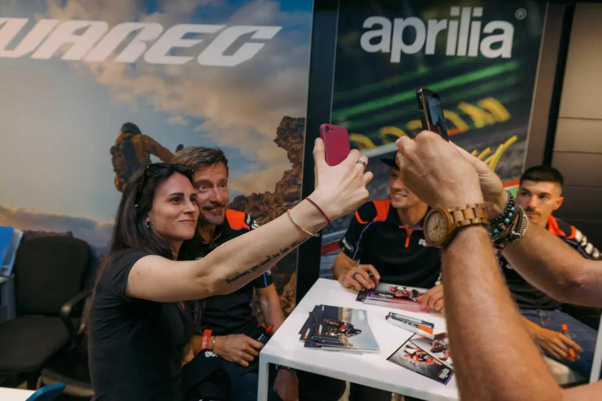 Aprilia porta la RS-GP e i piloti MotoGP nel cuore di Milano [VIDEO e GALLERY] (3)