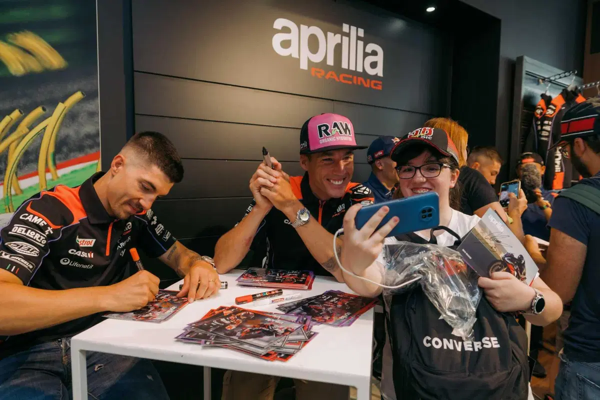 Aprilia porta la RS-GP e i piloti MotoGP nel cuore di Milano [VIDEO e GALLERY] (4)
