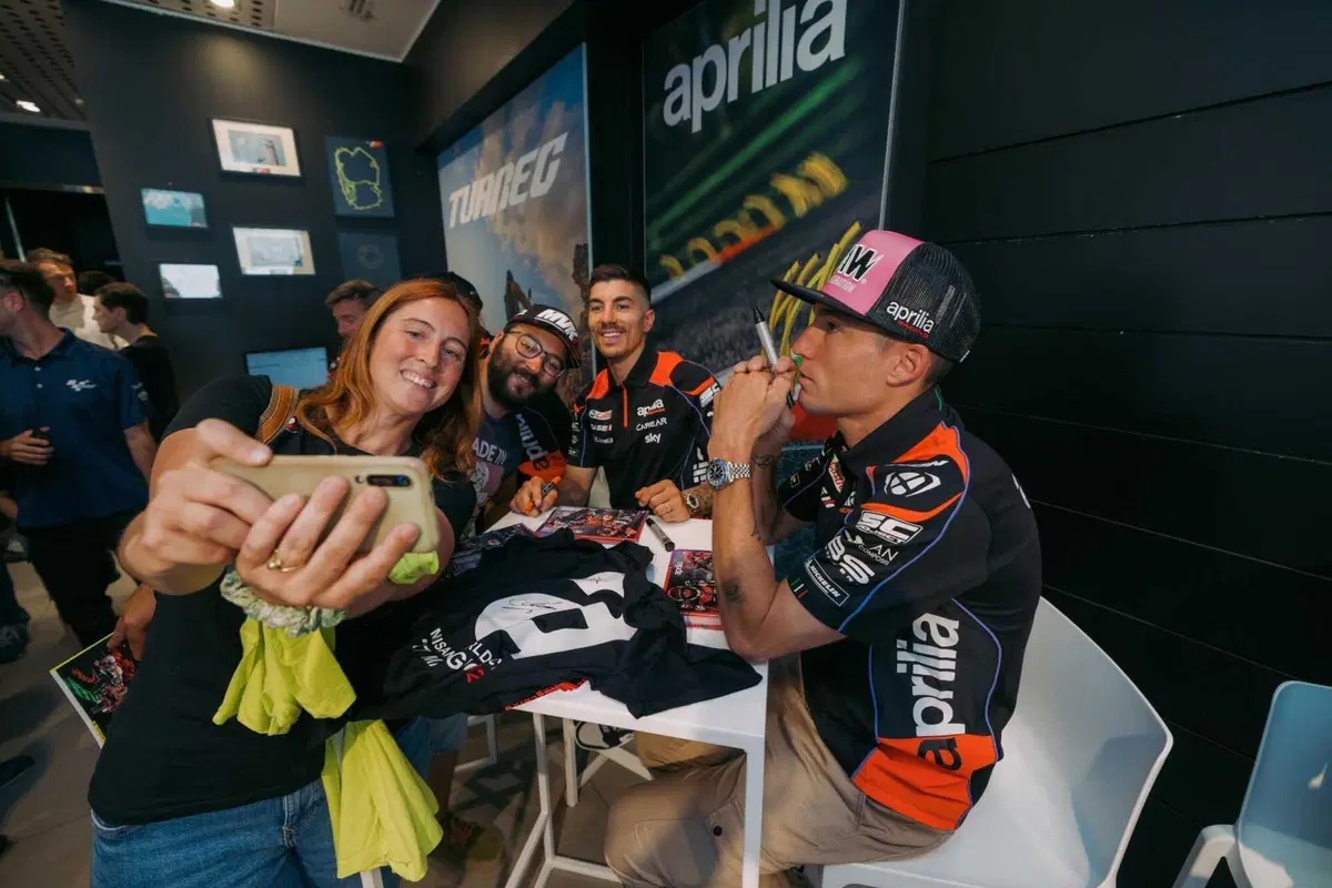 Aprilia porta la RS-GP e i piloti MotoGP nel cuore di Milano [VIDEO e GALLERY] (5)