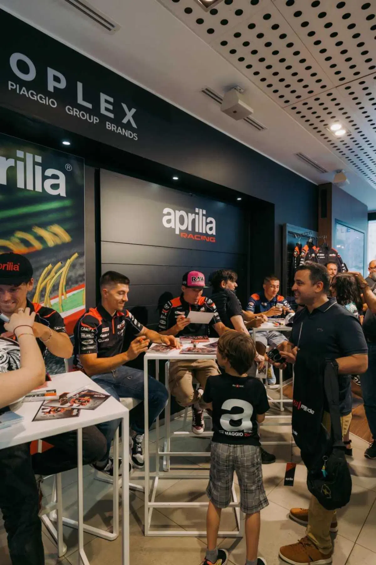 Aprilia porta la RS-GP e i piloti MotoGP nel cuore di Milano [VIDEO e GALLERY] (6)