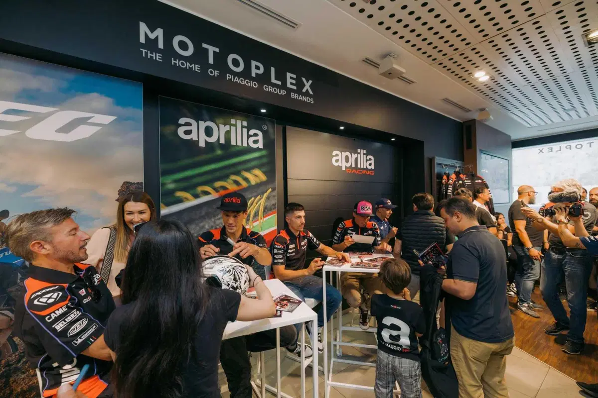 Aprilia porta la RS-GP e i piloti MotoGP nel cuore di Milano [VIDEO e GALLERY] (7)