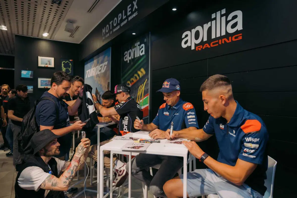 Aprilia porta la RS-GP e i piloti MotoGP nel cuore di Milano [VIDEO e GALLERY] (8)