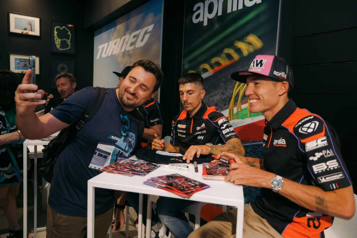 Aprilia porta la RS-GP e i piloti MotoGP nel cuore di Milano [VIDEO e GALLERY] (9)