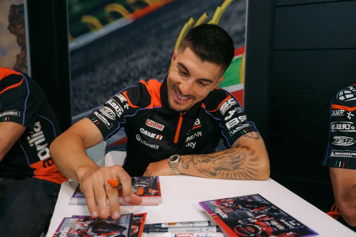 Aprilia porta la RS-GP e i piloti MotoGP nel cuore di Milano [VIDEO e GALLERY] (10)