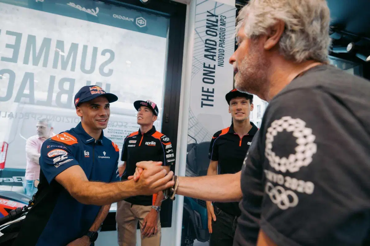 Aprilia porta la RS-GP e i piloti MotoGP nel cuore di Milano [VIDEO e GALLERY] (12)