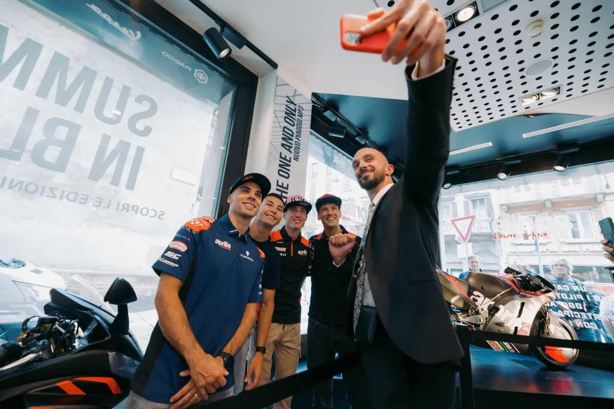 Aprilia porta la RS-GP e i piloti MotoGP nel cuore di Milano [VIDEO e GALLERY] (13)