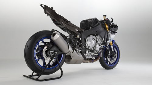 Telaio e motore, tutti nuovi, sono in comune fra YZF-R1 ed YZF-R1M