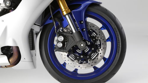 L'avantreno della YZF-R1 standard, con forcella KYB