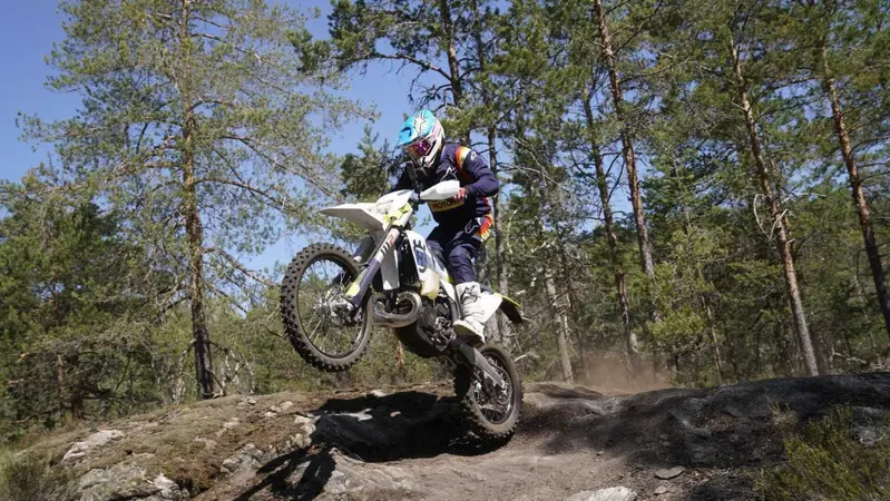 Husqvarna Enduro 2024 TEST: le regine dell'hard sono tutte nuove! Pro e contro, prezzi