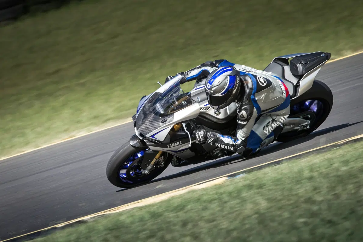 Dainese presenta la nuova tuta D-Air Racing con grafica Yamaha (5)