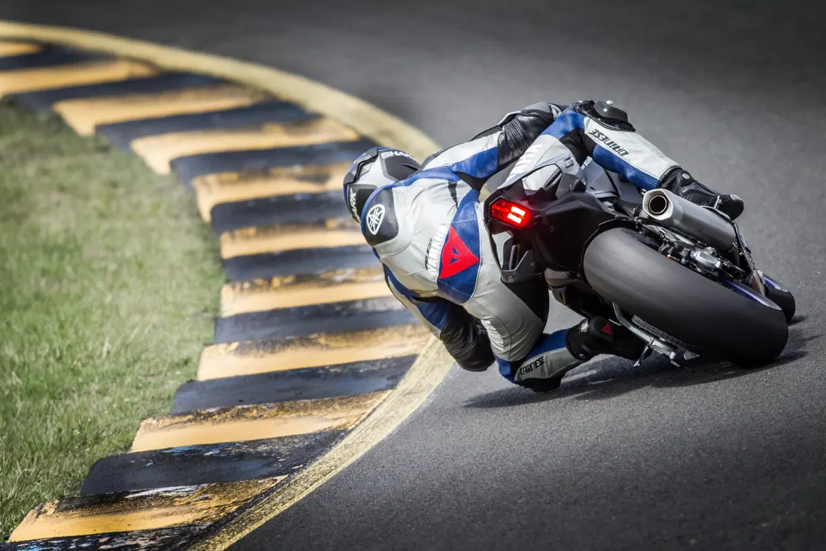 Dainese presenta la nuova tuta D-Air Racing con grafica Yamaha (6)
